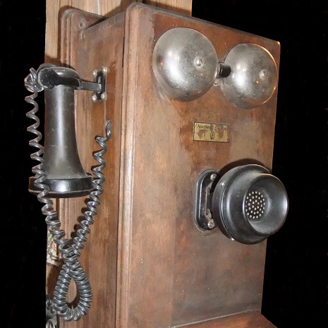 conference-2023-03-16-la-parlure-telephone-ancien-carree